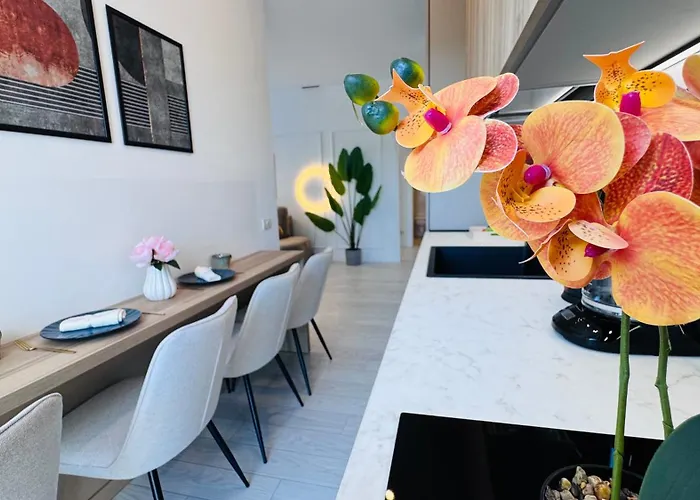 Premium Escape - Bright By Sunlake Apartment